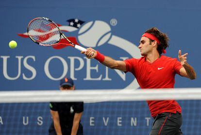 Federer devuelve la pelota durante su enfrentamiento en las semifinales con Djokovic.