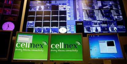 Logos de Cellnex en pantallas de la sala de control de Torrespaña, en Madrid.