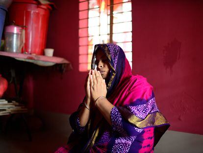 Monowara Begum reza en una pequeña habitación del burdel de Kandapara, en Tangail.