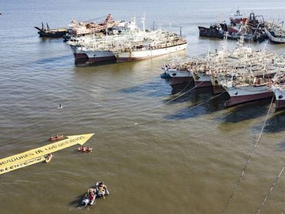 Intervención de Greenpeace en el puerto de Montevideo contra la pesca ilegal en el Atlántico Sur.