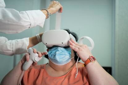 Sandra prueba las gafas de realidad virtual durante una consulta en el Vall d'Hebron.