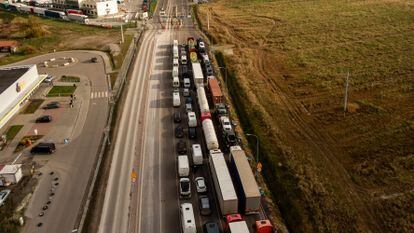 Fila de camiones en Medyka, en la frontera ucraniopolaca, el lunes.