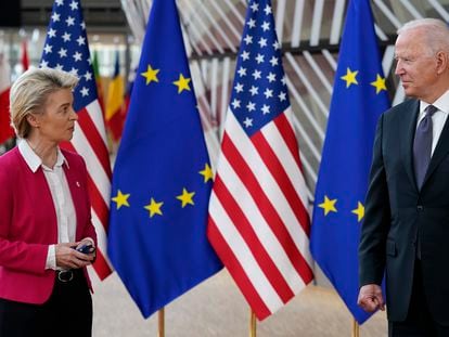 La presidenta de la Comisión Europea, Ursula von der Leyen, con el presidente de Estados Unidos, Joe Biden, antes de la cumbre entre Estados Unidos y la Unión Europea del 12 de junio de 2021 en Bruselas.