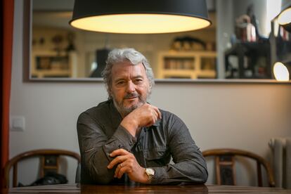 Sergio Cabrera Cárdenas, director de cine, guionista y productor colombiano, en su casa de Madrid este abril.