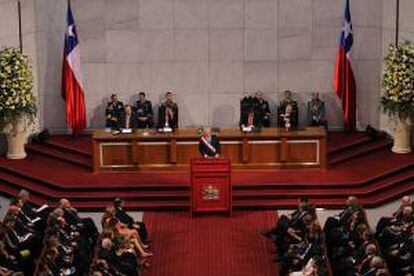 El presidente de Chile, Sebastián Piñera (i), habla ante el Congreso Nacional el 21 de mayo de 2013, durante su rendición de cuentas en Valparaíso (Chile).
