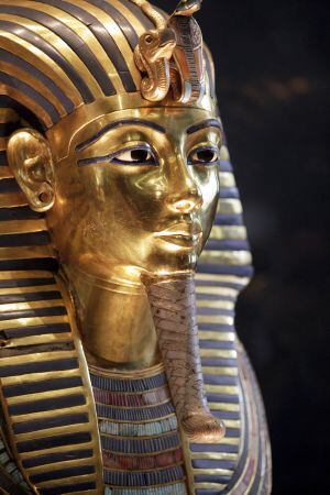 Arriba, foto de ayer de la máscara de Tutankamón. 