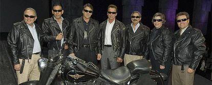 Gobernadores de México y Estados Unidos, con Arnold Schwarzenegger en el centro, caracterizados como personajes de la película 'Terminador'