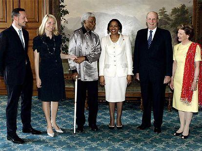 El ex presidente surafricano Nelson Mandela y su esposa, Graça Machel, que están en Noruega para asistir al concierto <i>46664 Artico,</i> visitaron al rey Harald, la reina Sonia (a la derecha de la foto) y los príncipes Haakon y Mette-Marit.