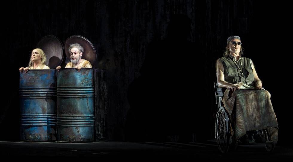 Hilary Summers (Nell), Leonardo Cortellazzi (Nagg) y Frode Olsen (Hamm), inmovilizados por su suerte, en una escena de la ópera.