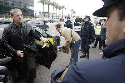 Un piquete increpa a un taxista que deja a un pasajero en el aeropuerto de Barcelona.