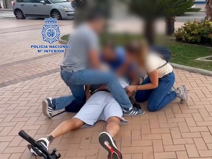 Policías detienen al capo mafioso Mario Palamara en Fuengirola (Málaga) este martes.