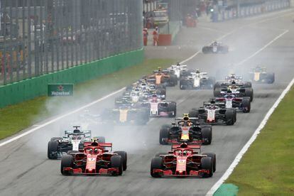 Kimi Raikkonen y Sebastian Vettel lideran la carrera a la salida.