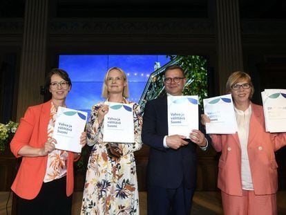 Los líderes de los partidos que gobernarán Finlandia, este viernes en Helsinki. Desde la izquierda: Sari Essayah, de los cristianodemócratas; Riikka Purra, del Partido de los Finlandeses; Petteri Orpo, futuro primer ministro, de Coalición Nacional, y Anna-Maja Henriksson, del Partido Popular Sueco de Finlandia.