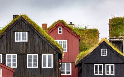Casas de madera roja típicas de Tórshavn, capital de las islas Feroe.