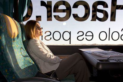 María Dolores Cospedal, a l'autobús de campanya el 15 de maig.