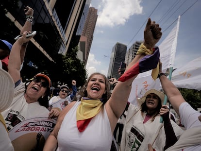 Asistentes a la marcha a favor del Gobierno, el 27 de septiembre en Bogotá (Colombia).