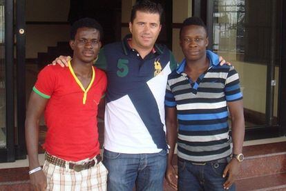 Azeez y Okoro junto a Pedro Reverte en la ciudad de Lagos