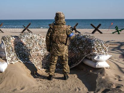 Un soldado ucranio monta guardia con su arma junto a las barricadas en el paseo marítimo cerca de Lusanivka, en la ciudad de Odesa, al sur del país.