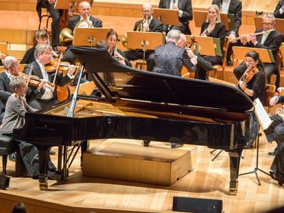La pianista Maria João Pires, el director Trevor Pinnock (de espaldas) y varios integrantes de la Orquesta del Mozarteum de Salzburgo, el pasado martes en Zaragoza.