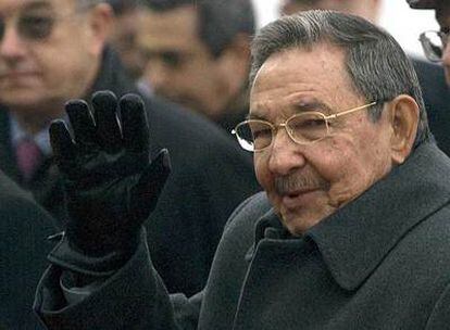 Raúl Castro saluda en el aeropuerto de Moscú.