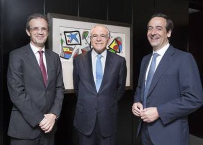 De izquierda a derecha, Jordi Gual, Isidro Fainé y Gonzalo Gortázar
