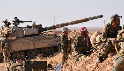 Fuerzas gubernamentales sirias en el frente de Deir Ezzor.