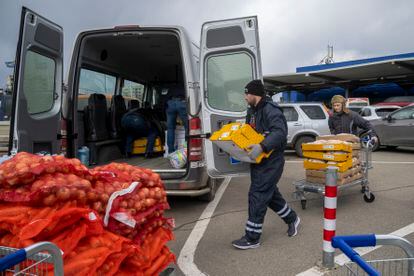 Voluntarios de organizaciones locales coordinados por el equipo de emergencias de Acción contra el Hambre realizan las primeras compras de alimentos para ser cocinados y distribuidos en las zonas fronterizas más delicadas del sur de Moldavia. 