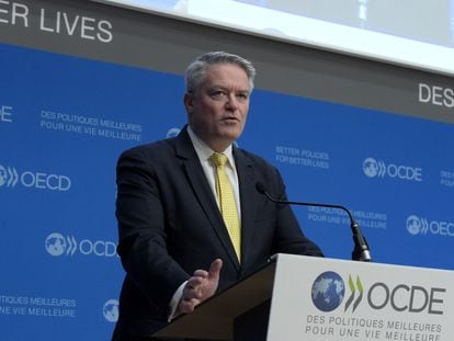 El secretario general de la OCDE, Mathias Cormann, durante una rueda de prensa celebrada en París, en marzo.