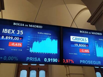 Varios paneles muestran la evolución del Ibex 35 en el interior del Palacio de la Bolsa de Madrid.