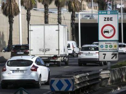 Imagen del tráfico en uno de los accesos a Barcelona, en una imagen de archivo.
