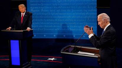 Donald Trump y Joe Biden, en el segundo y último debate de las elecciones, el jueves en Belmont University (Nashville, Tennessee, EE UU).
