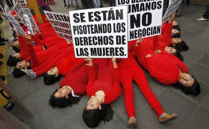 Defensores del aborto protestan frente al Congreso peruano en Lima. 