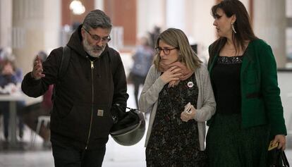 El diputat de la CUP, Carles Riera conversa amb Elsa Artadi.