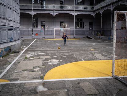 Un estudiante en la Escuela Buenaventura Corrales, en el centro histórico de San José (Costa Rica).