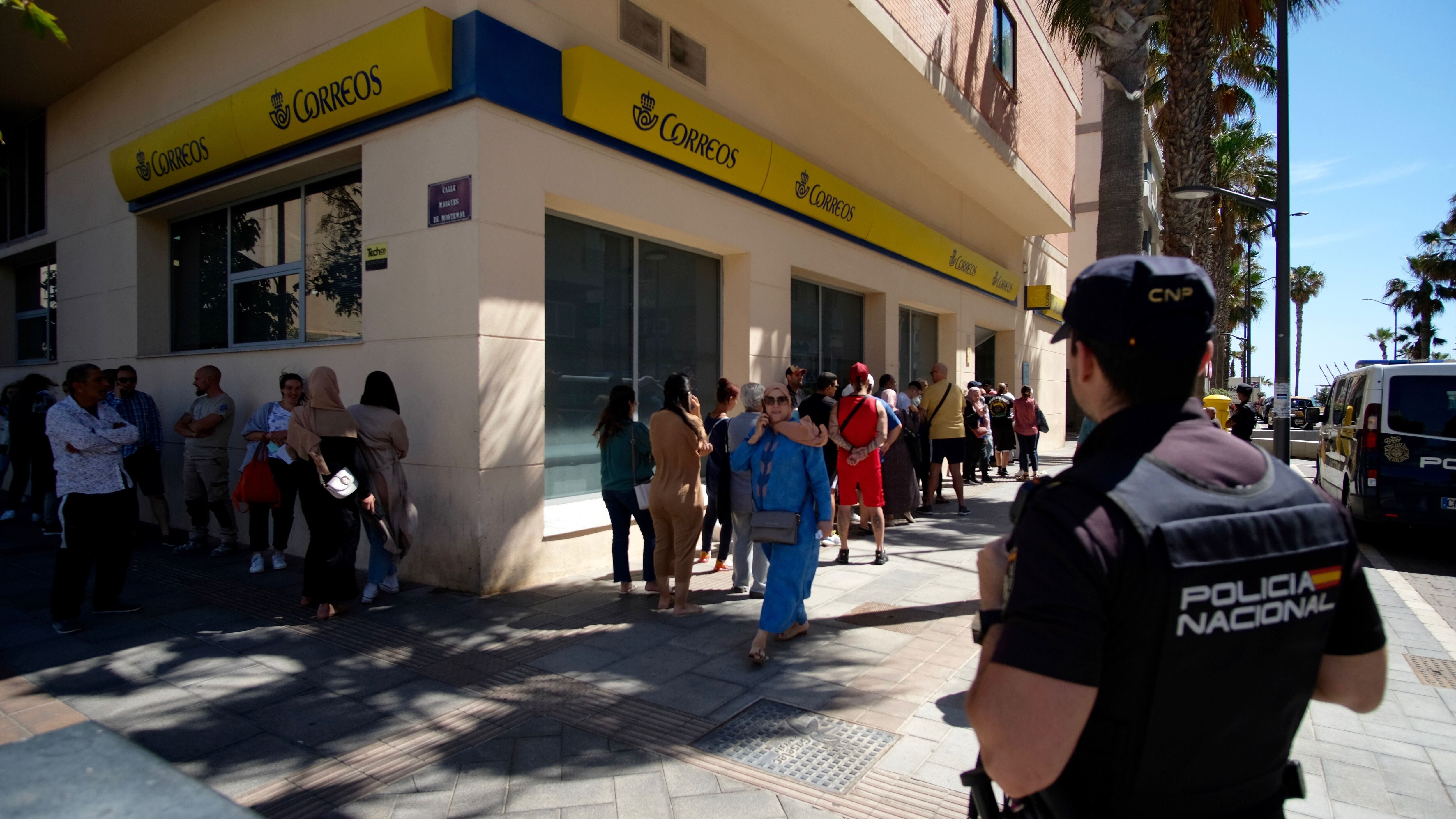 Un agente de la Policía Nacional vigila la Oficina de Correos de Melilla, este lunes, durante el período de solicitud del voto por correo.