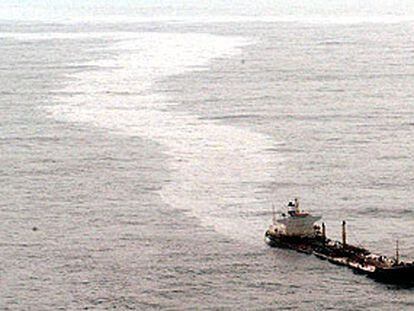 El petrolero <i>Prestige, </i>el pasado 14 de noviembre, cuando aún permanecía escorado a 27 millas de la costa de Muxía (A Coruña).