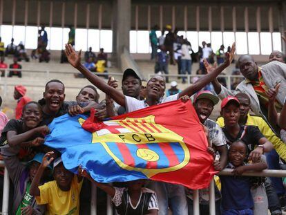 Aficionados en un amistoso entre la selecci&oacute;n de ese pa&iacute;s y el Bar&ccedil;a.