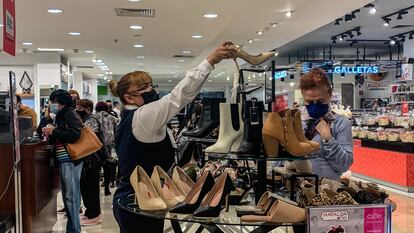 Shopping in a shopping plaza in Mexico City during Buen Fin, on November 10.