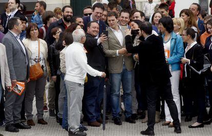 El presidente de Ciudadanos, Albert Rivera se fotografía junto a varios simpatizantes durante un paseo que ha realizado por distintas calles en Santander, el 13 de mayo de 2015.