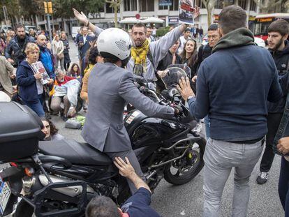 Un motorista s'encara a un grup de manifestants a Barcelona.