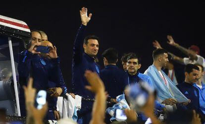 El entrenador de la selección de Argentina, Lionel Scaloni, saludaba a los hinchas congregados en el aeropuerto.