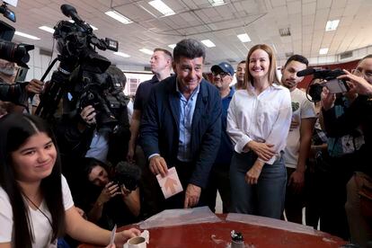 Efraín Alegre, candidato de Concentración Nacional, deposita su voto en una urna en la ciudad de Lambare.