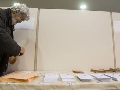 Xos&eacute; Manuel Beiras elige una papeleta para votar en el colegio electoral de Bri&oacute;n (A Coru&ntilde;a). 