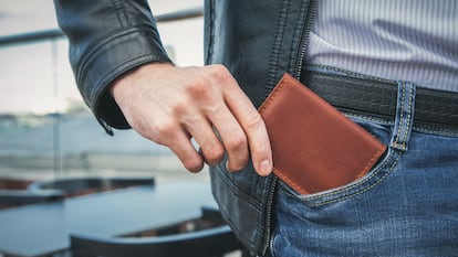 An ideal accessory to keep money and cards close at hand.  GETTY IMAGES.