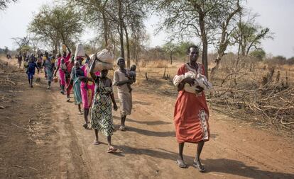 Sursudaneses caminan durante horas para llegar a un puesto de distribución de comida en el norte del país el pasado abril.