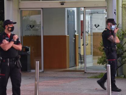 Agentes de la Ertzaintza establecen un dispositivo de seguridad tras un tiroteo en la Facultad de Ciencias y Tecnología de la UPV en Leioa (Bizkaia), este miércoles.