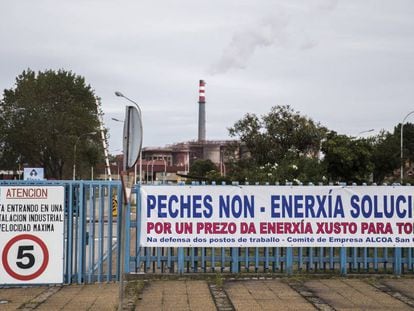 Instalaciones de la fabrica de aluminio primario Alcoa en San Cibran (Lugo).