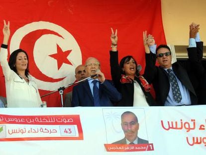 El ex primer ministro Caid Essebsi (al micr&oacute;fono) participa el martes en un mitin de su partido. 