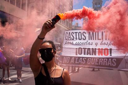 El movimiento anti OTAN ha tomado este domingo las calles del centro de Madrid por unas horas.