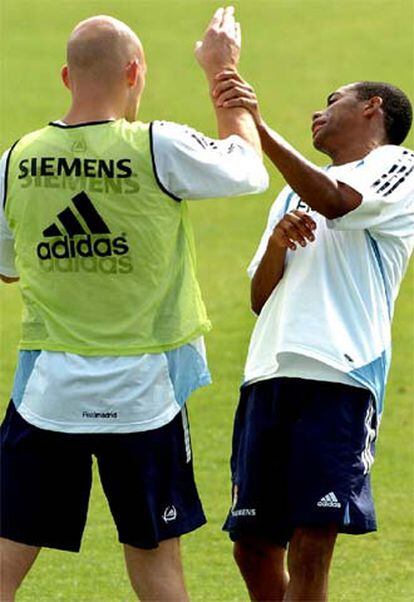 Los jugadores madridistas Gravesen y Robinho durante un entrenamiento en 2005